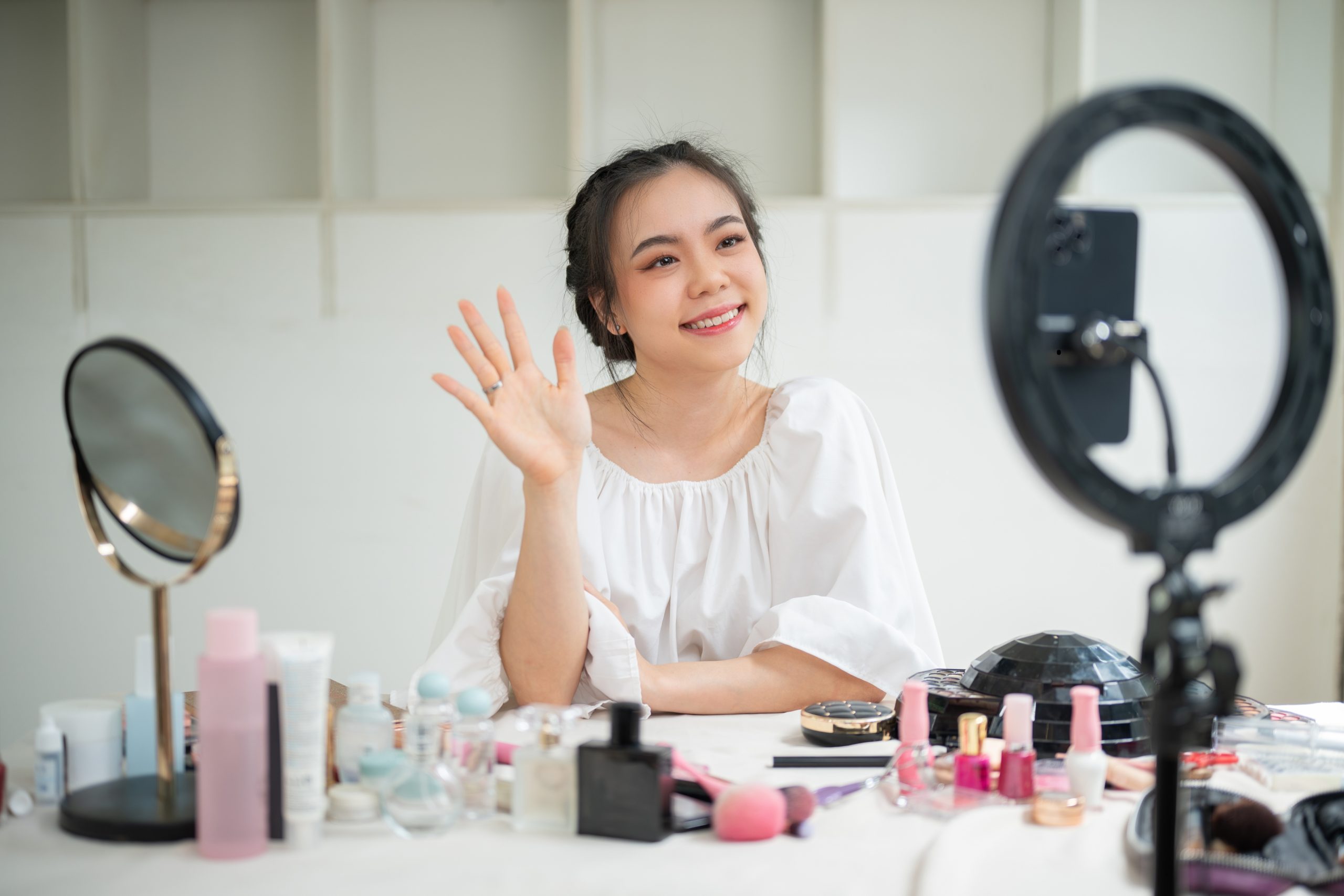 10 Mẹo Giúp Bạn Tự Tin Trước Ống Kính – Bí Quyết Từ Trung Voice