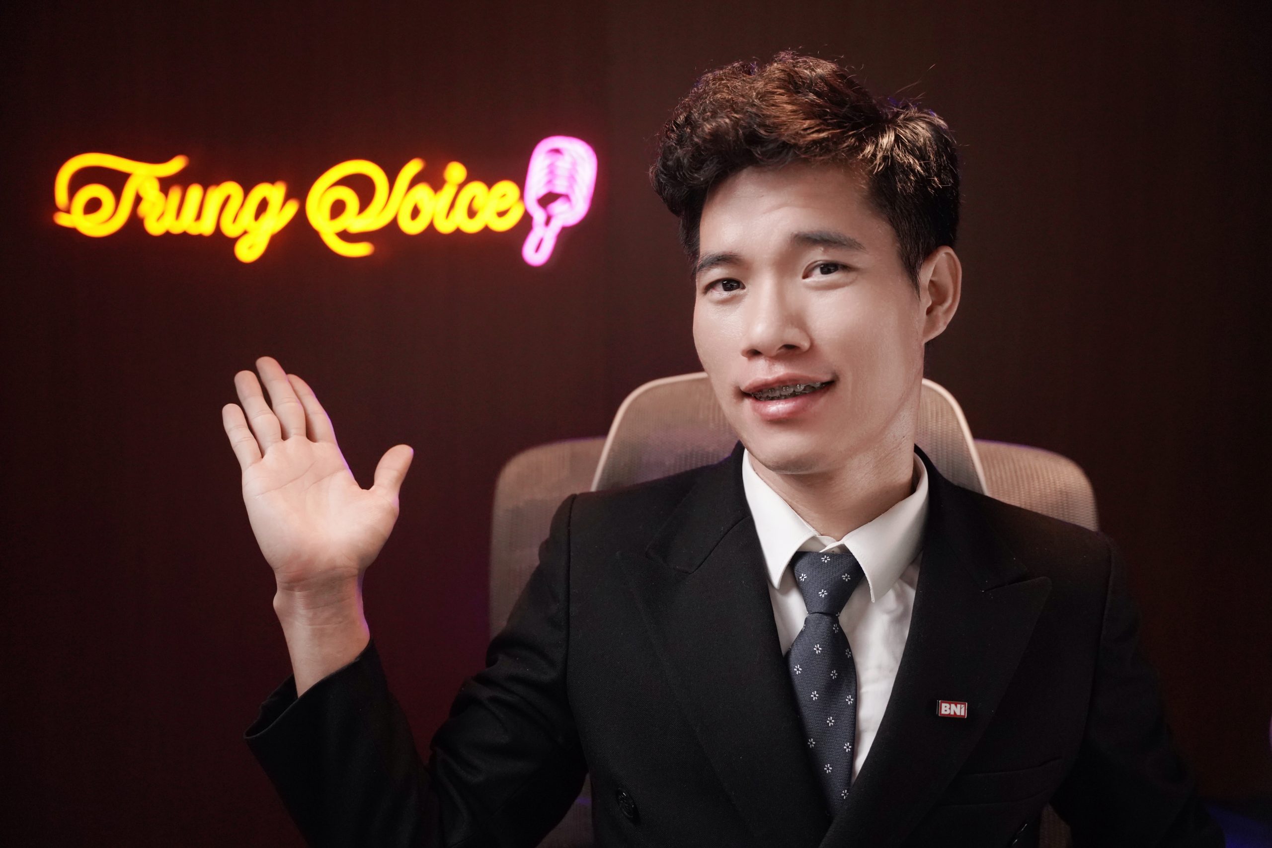 10 Mẹo Giúp Bạn Tự Tin Trước Ống Kính – Bí Quyết Từ Trung Voice