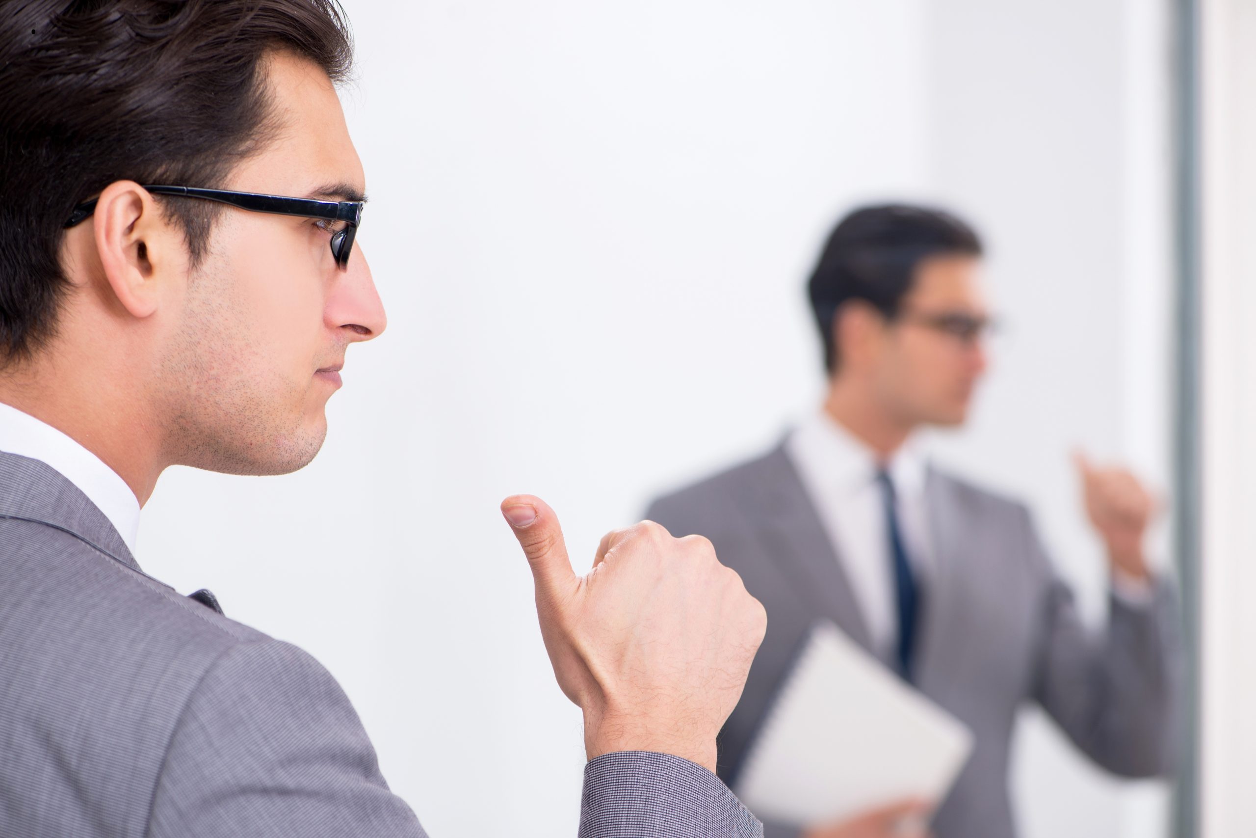 10 Mẹo Giúp Bạn Tự Tin Trước Ống Kính – Bí Quyết Từ Trung Voice