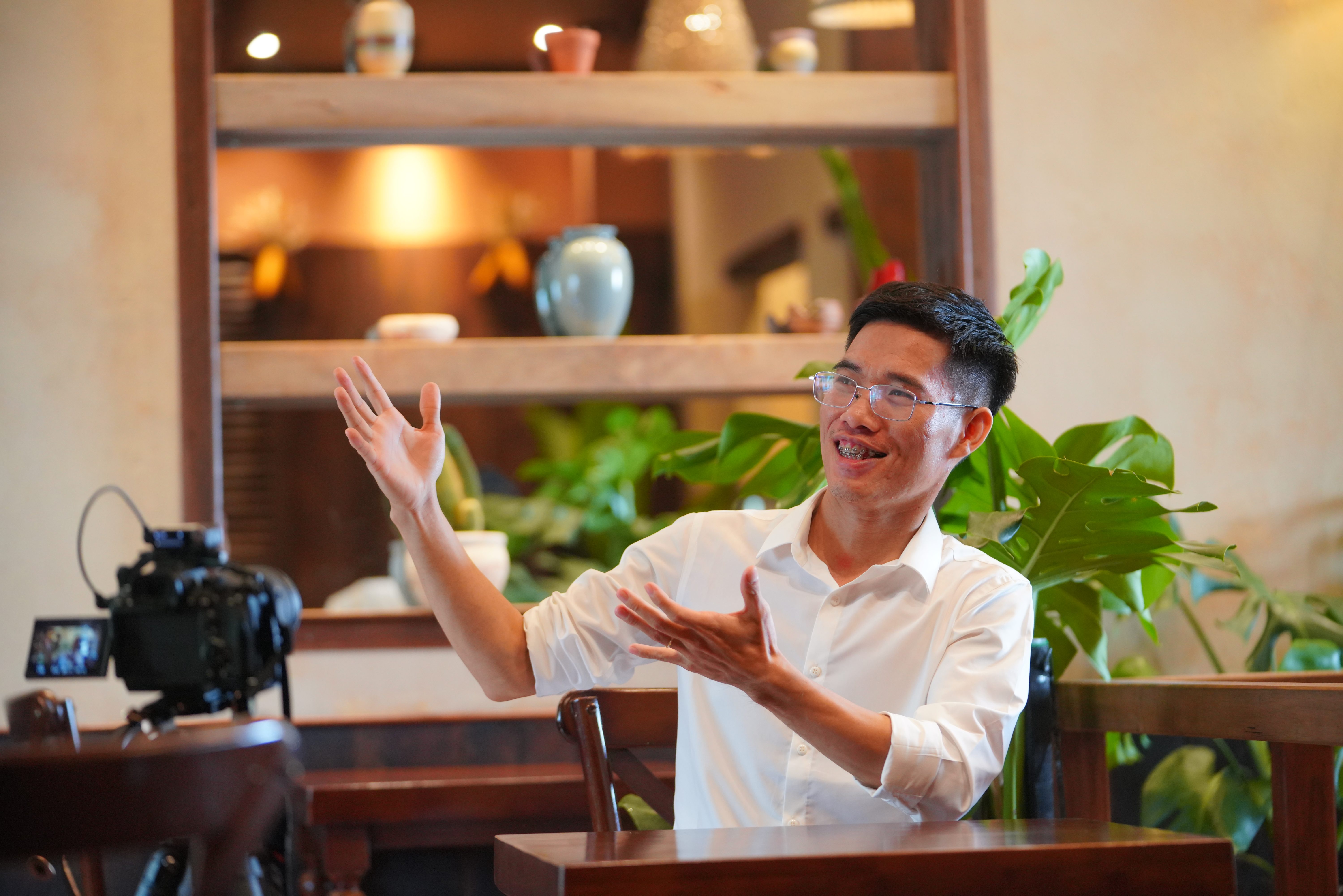 10 Mẹo Giúp Bạn Tự Tin Trước Ống Kính – Bí Quyết Từ Trung Voice